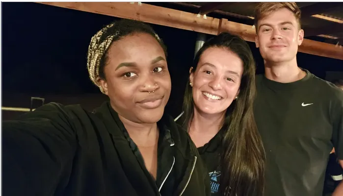 María Elizabeth Criado, junto a amistades de otras nacionalidades.