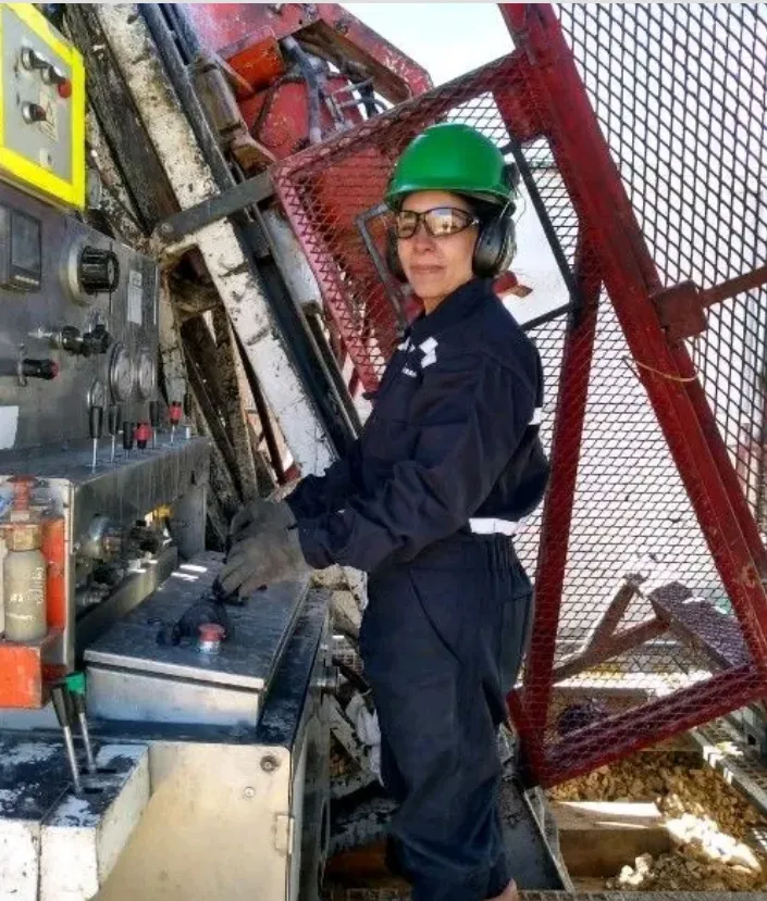 María Laura Suarez en plataforma de perforación.