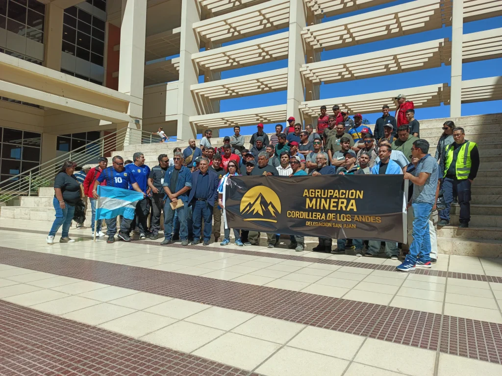 Foto de ACERO Y ROCA MAGAZINE MINERO Agrupación Minera Cordillera de los Andes manifestación Centro Cívico San Juan desempleados mineros