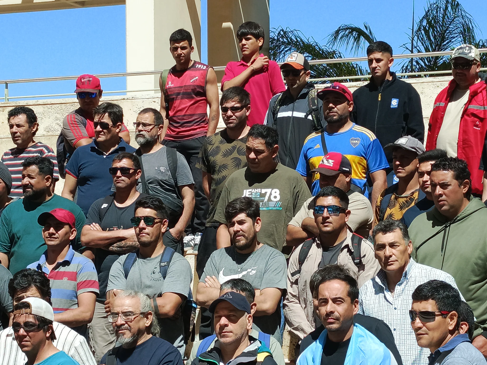 Grupo de mineros desempleados sanjuaninos reunidos en el Centro Cívico, impulsando la Ley de Compre Local y empleo.