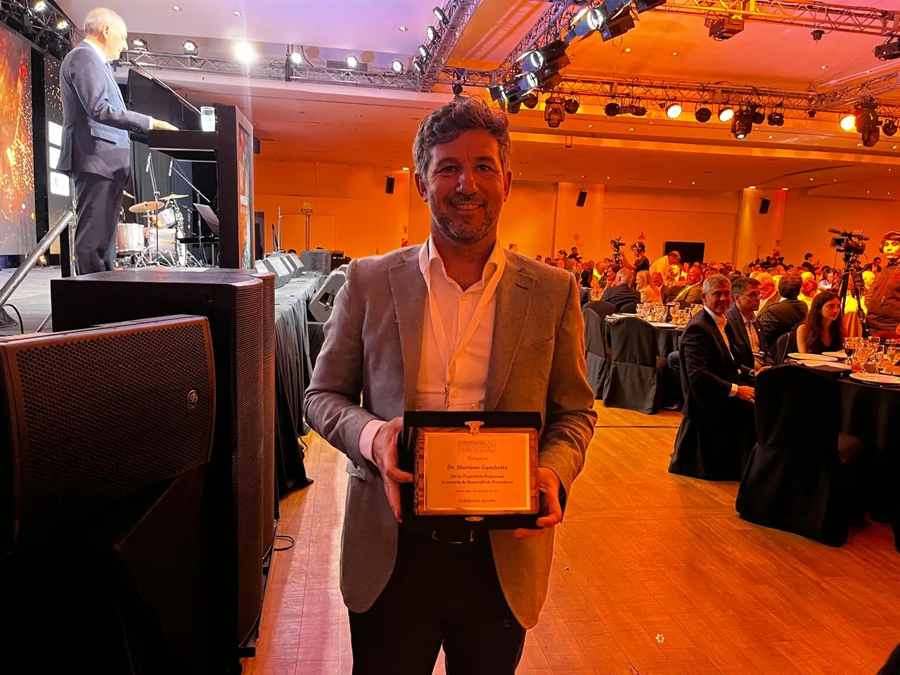 Homenaje a Mariano Gambetta por su trabajo en el desarrollo de proveedores locales de Veladero