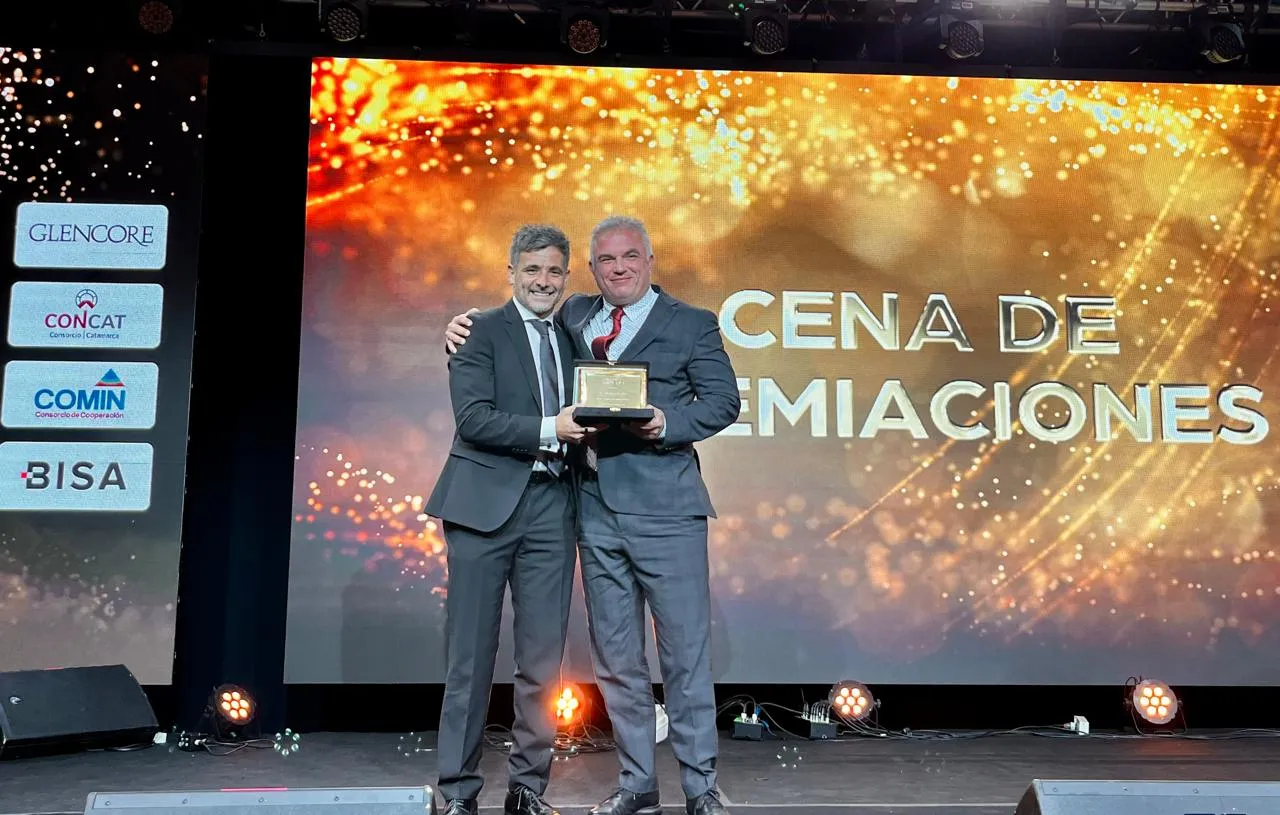 Michael Meding de McEwen Copper recibe el premio en el evento de San Juan Distinciones Minería 2025.