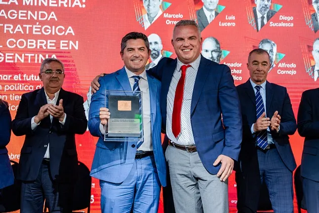 Michael Meding y Marcelo Orrego con el primer cátodo de cobre sanjuanino