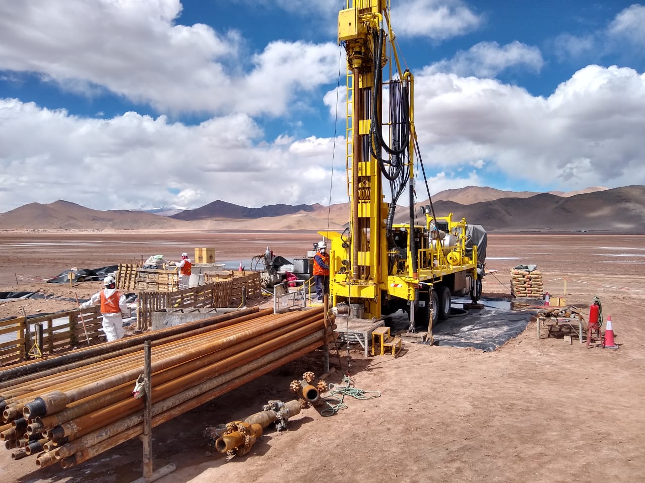 Equipos de perforación minera San Juan estacionados en un playón industrial.