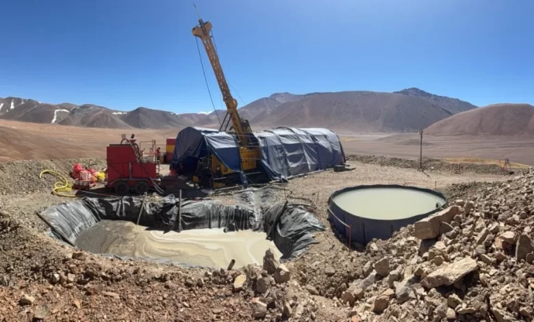 Máquina perforadora trabajando en el proyecto binacional Filo del Sol