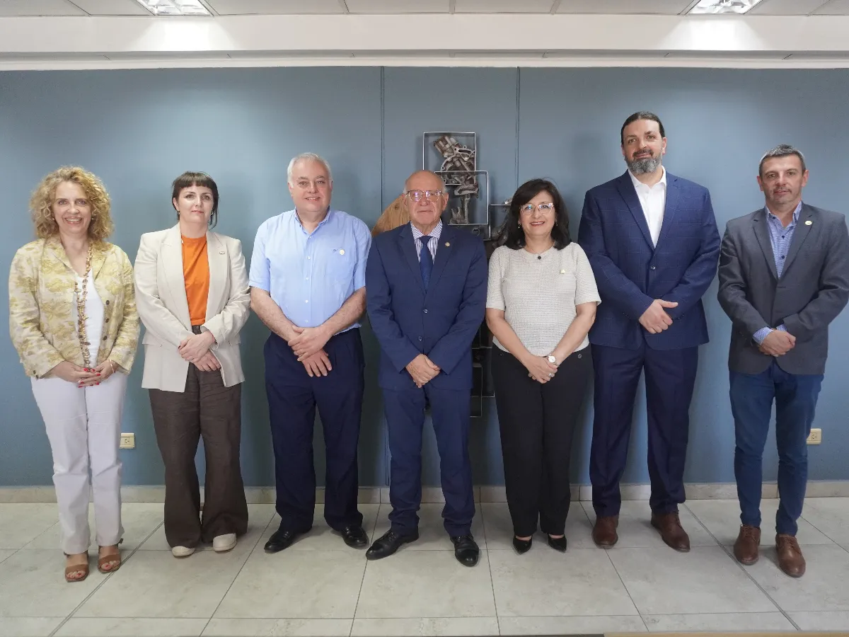 Participaron del acto el rector de la UNSJ,Tadeo Berenguer; la decana de la Facultad de Ingeniería, Andrea Díaz; el vicedecano, Eric Laciar; el secretario de Extensión, Orlando Boiteux; la secretaria de Extensión Universitaria de la UNSJ, Laura Garcés; y, por parte de la empresa, el presidente de Caterwest S.A., Martín Ossa, junto a la gerente de Comunicación, Débora Velasco.