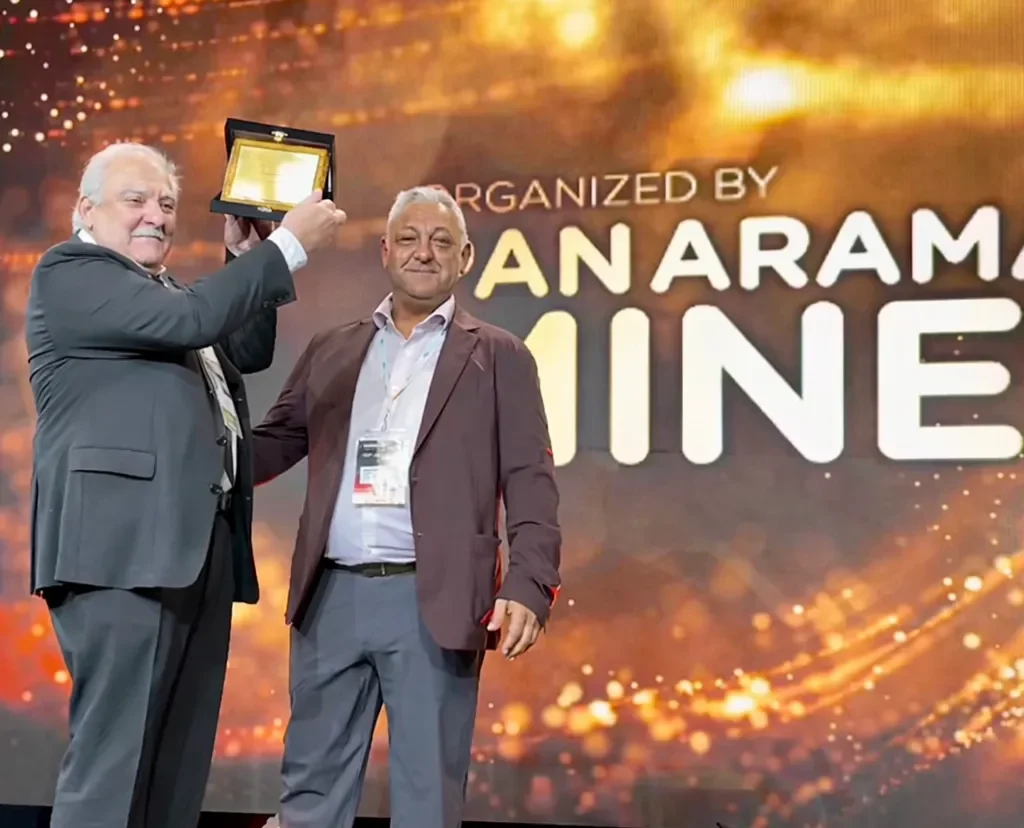 Diego Cons entregando premios en el evento Argentina Oro Plata y Cobre. Foto: ACERO Y ROCA