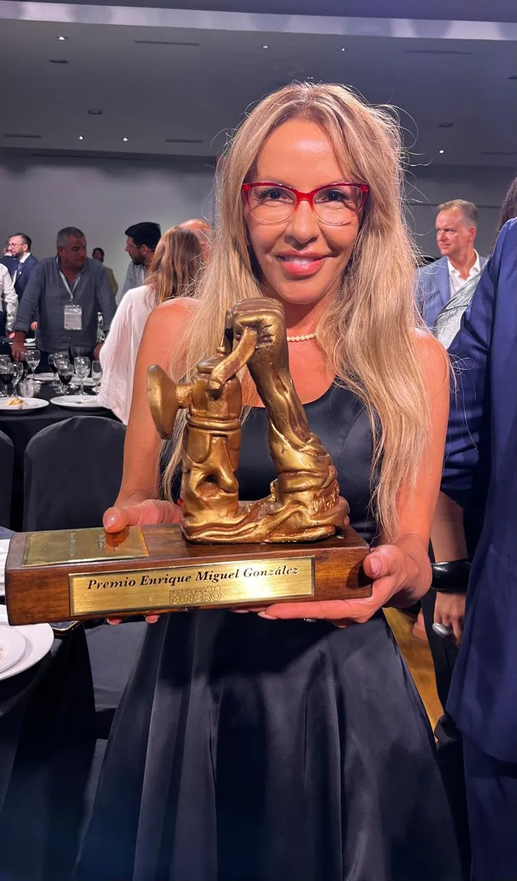 Sonia Delgado, Mujer Minera 2025, recibiendo su galardón en la Noche de Distinciones.