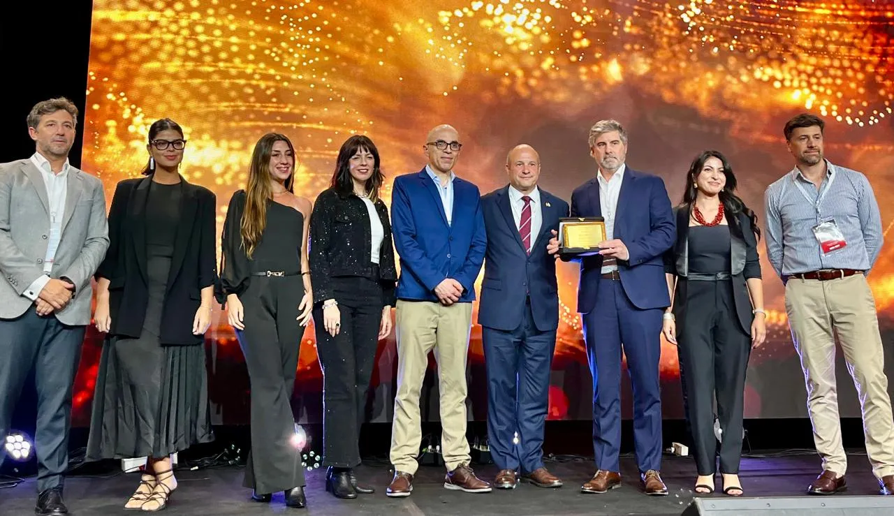 Equipo de la mina Veladero recibiendo el premio por sus 20 años de operación.