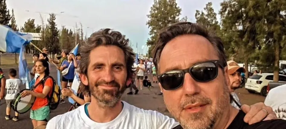 Guillermo Folguera (biólogo e investigador) junto a Enrique Viale (abogado ambientalista) en la manifestación del Mendozazo.