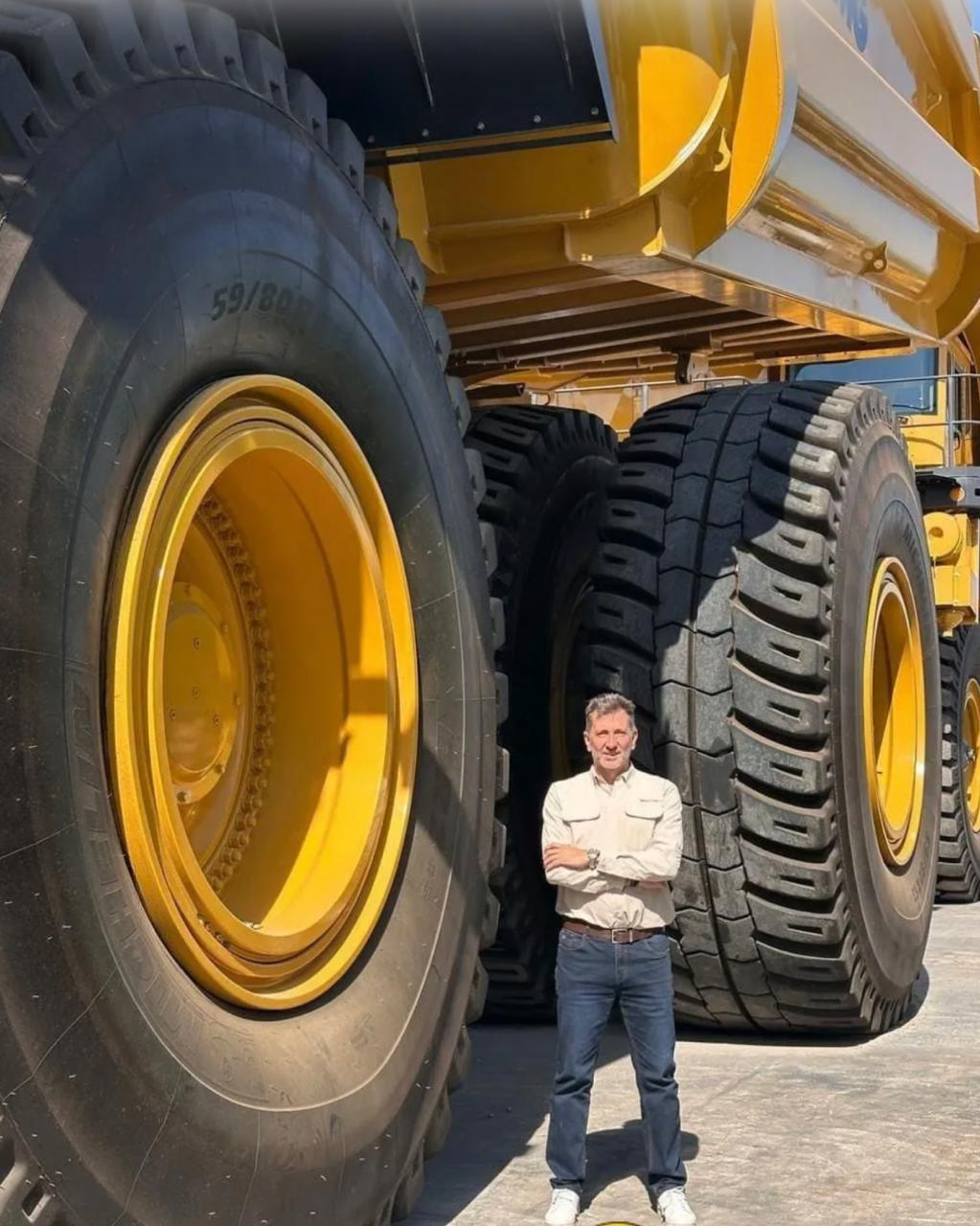 Claudio Garcia socio gerente de ACER SRL con un equipo fuera de ruta