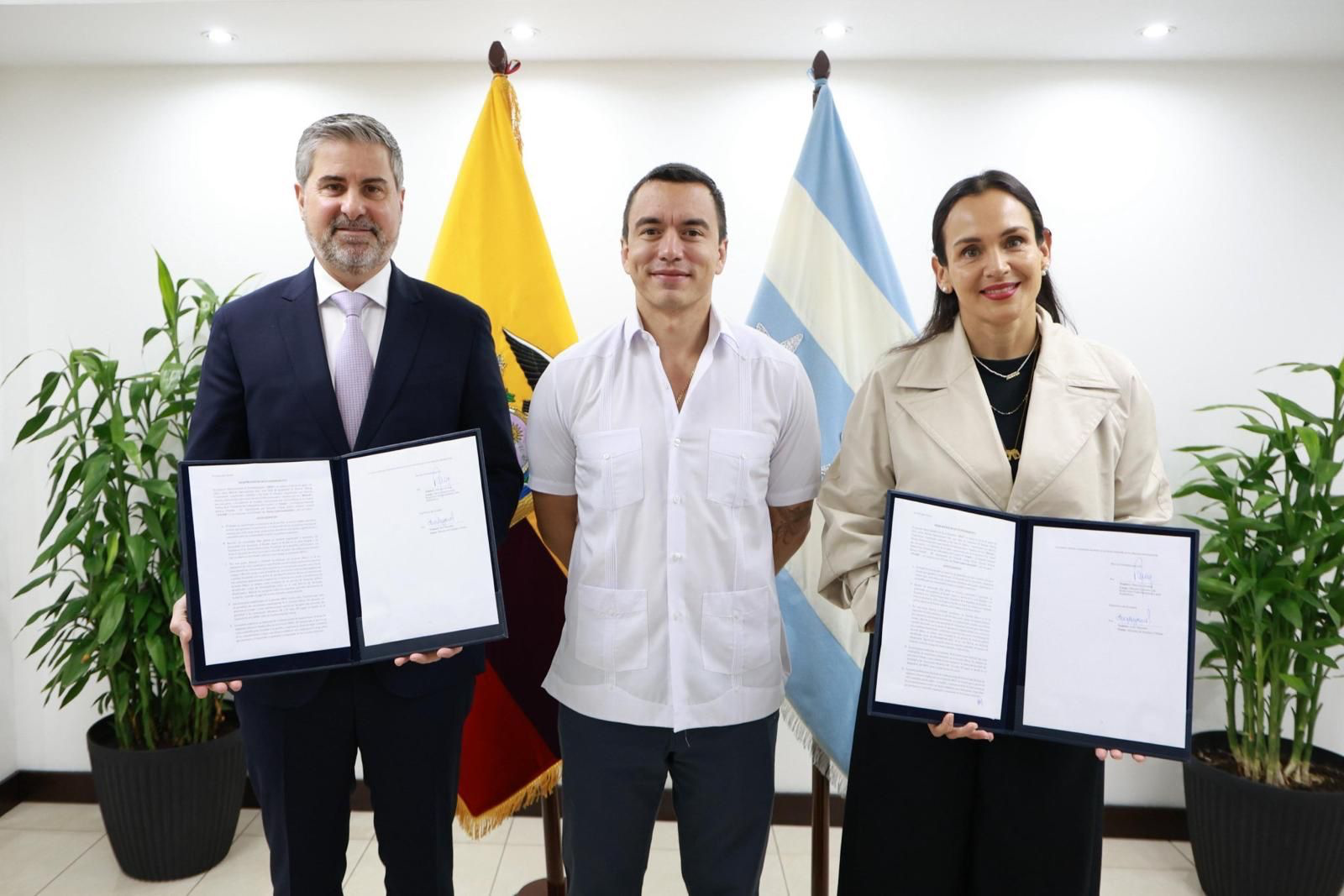 Marcelo Alvarez en Ecuador con el presidente y la ministra de energía