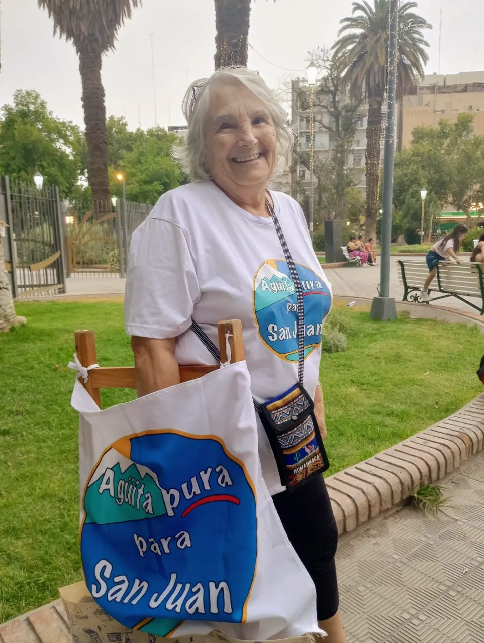 Primer plano de Carmen de Huerto, activista de Agüita Pura San Juan, en la protesta.