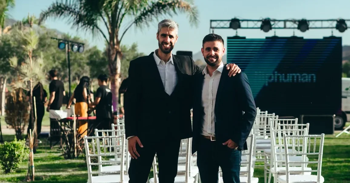 Retrato de los fundadores de Flip Human, consultores de RRHH y coaching minero.