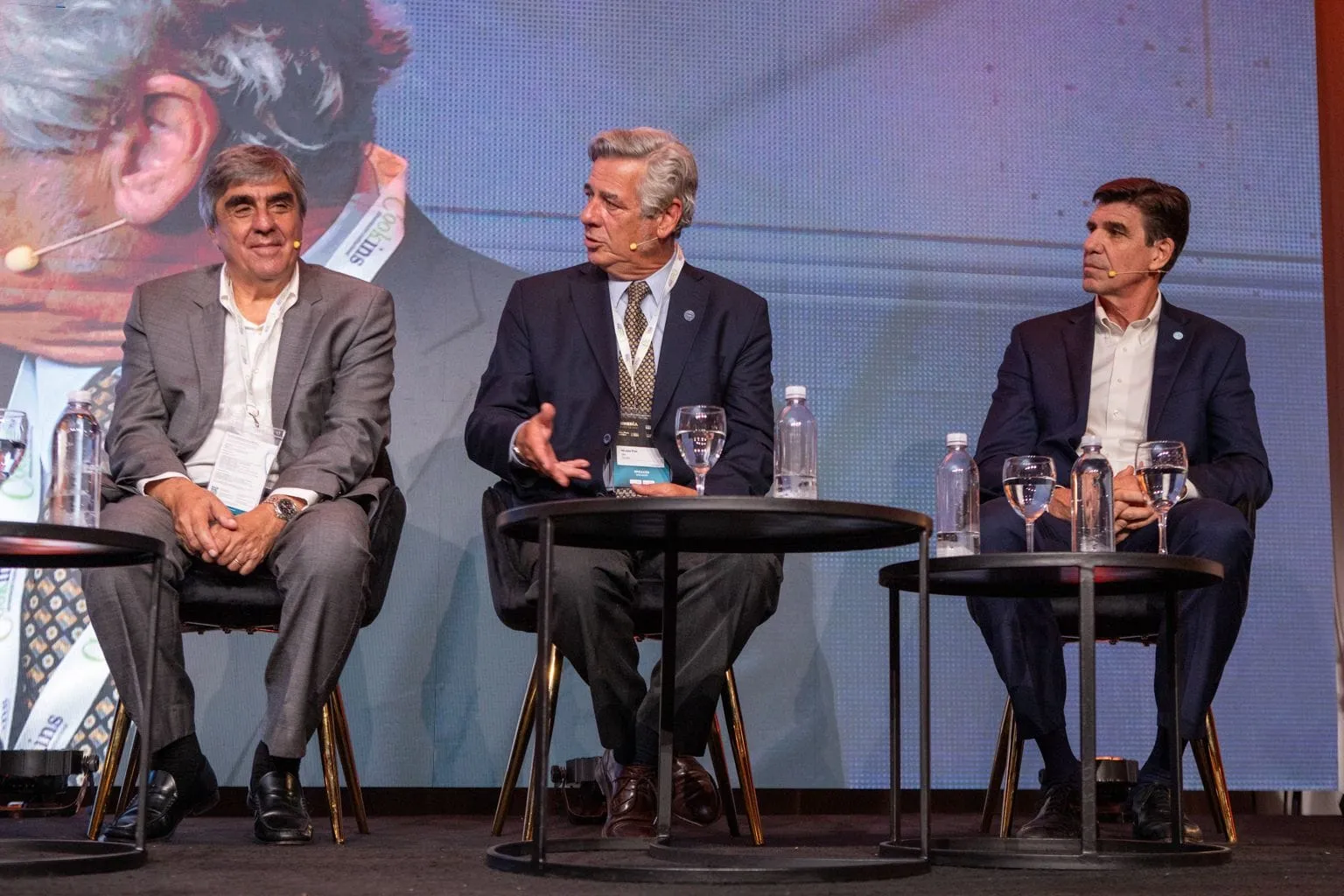 Roberto Cacciola disertando sobre el aparato productivo minero.