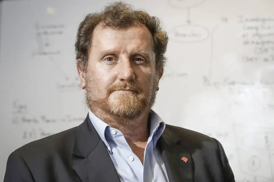 Retrato del Dr. Alejandro Arroyo Welbers especialista en logística.