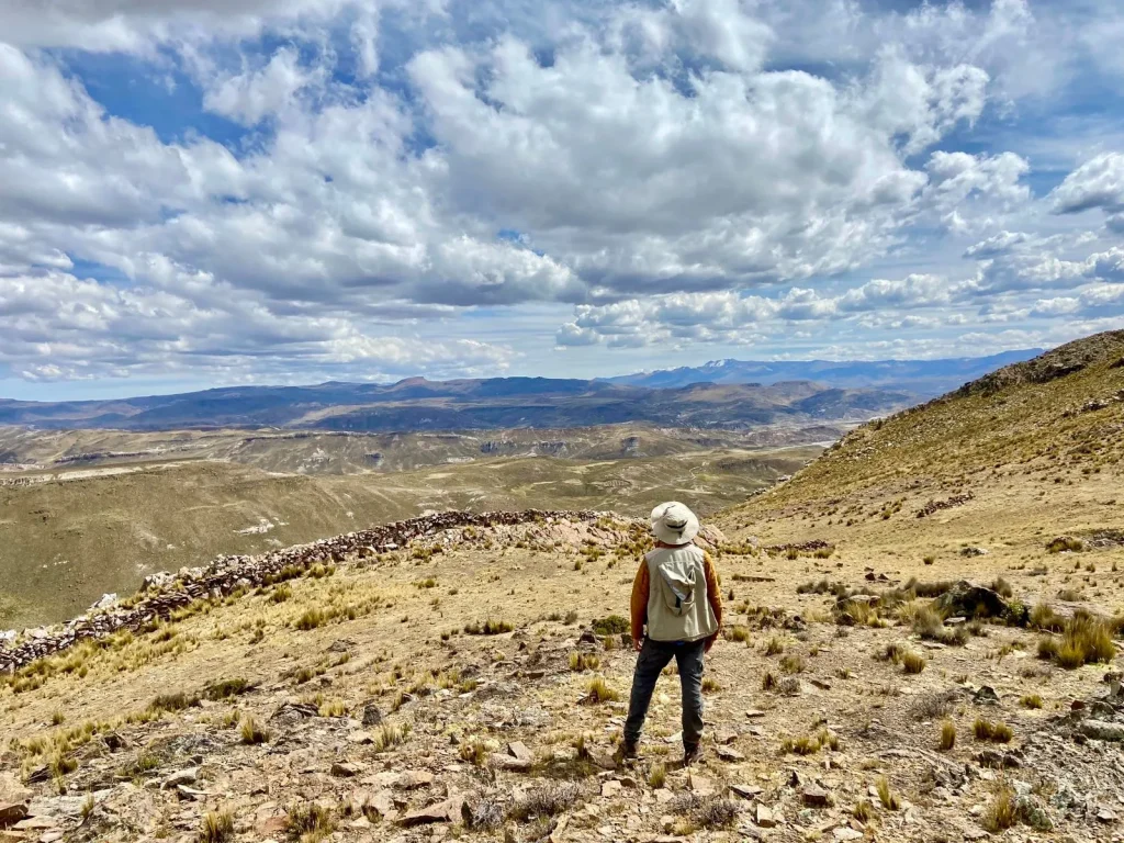La exploración temprana demanda una resistencia física extrema, llegando a caminar más de 20 km diarios.