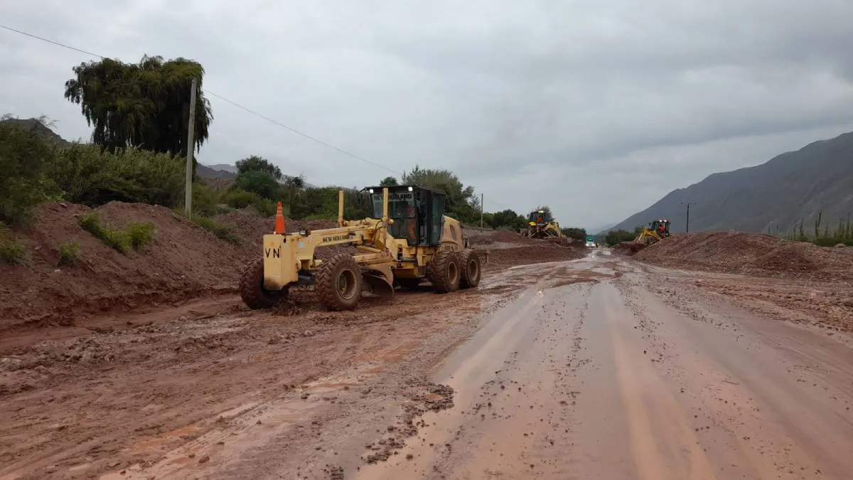 Infraestructura vial minera Jujuy: Camiones en Ruta Nacional 52 Jujuy logística minera.