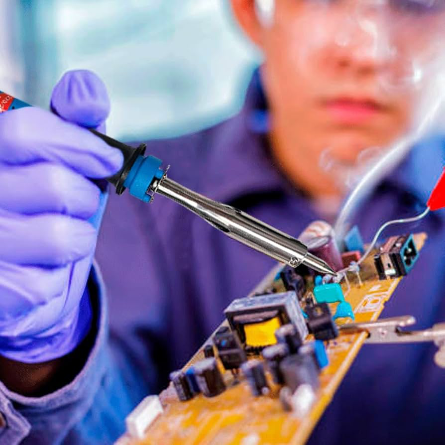 Soldaduras electrónicas con estaño en circuitos tecnológicos