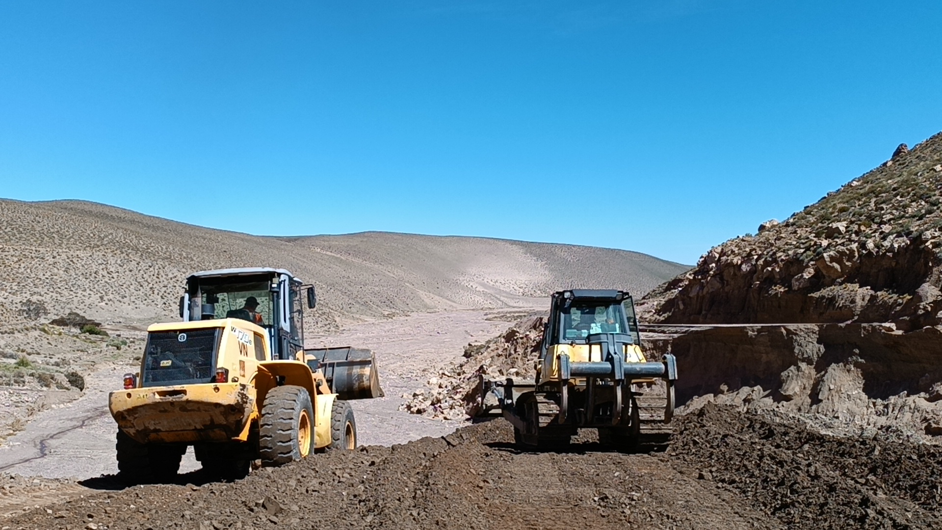 Máquinas viales reparando rutas deterioradas