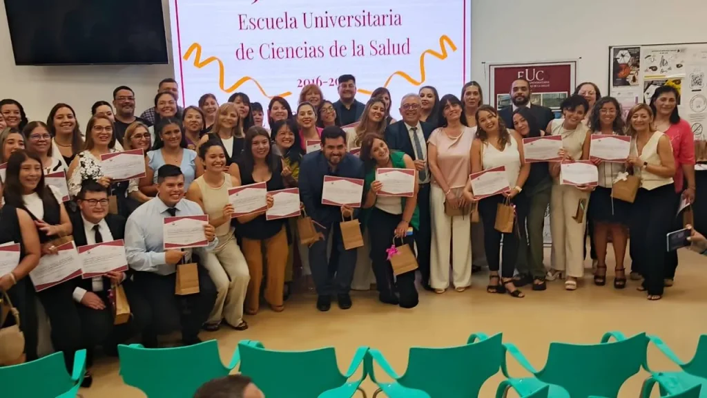 Egresados y autoridades en el acto de celebración por el noveno aniversario de la Escuela Universitaria de Salud.