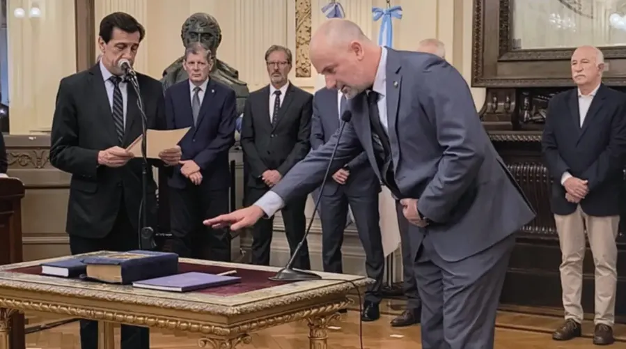 El gobernador Carlos Sadir tomó juramento al Ingeniero Industrial José Gabriel Gómez quién asumió el cargo de Ministro de Minería.