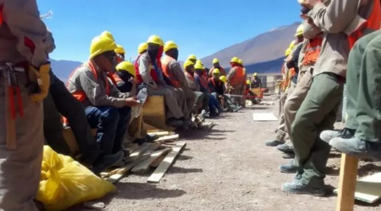 Grupo de trabajadores en una reunión
