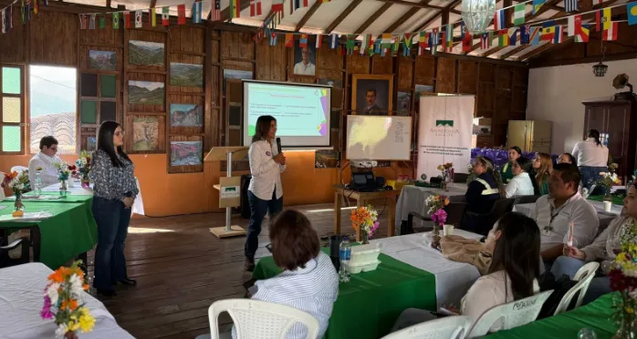 Mujeres mineras en jornada de formación en mina Guayabito Colombia.