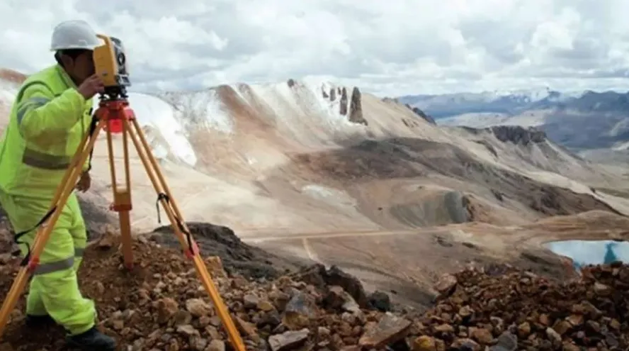 Técnicos realizando exploraciones mineras de cobre en el sur de Jujuy.