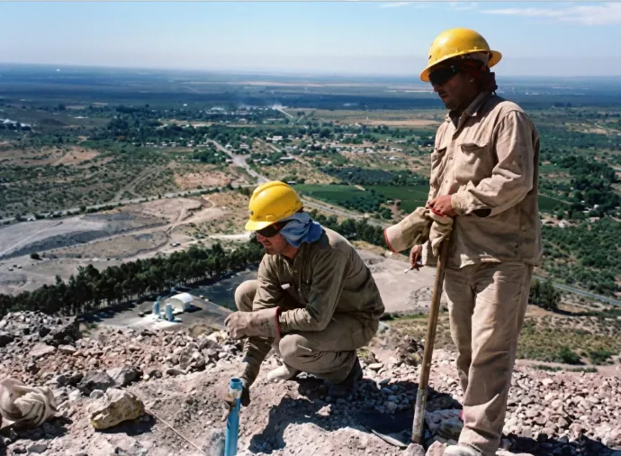 Proveedores mineros San Juan. Operarios de PROMIN realizando carga de pozos para voladura en mina.
