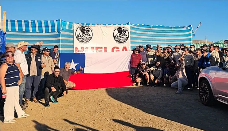 Campamento de trabajadores en huelga minería Chile 2026 afuera de Mantoverde.