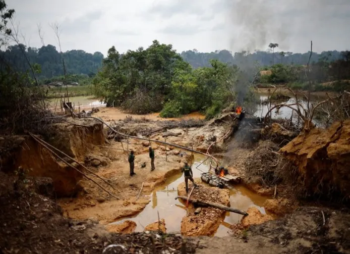 Agentes de la Agencia Brasileña de Medio Ambiente en una operación contra la minería ilegal de oro en la selva amazónica en tierras indígenas Munduruku. (Imagen: REUTERS/Adriano Machado/Archivo)