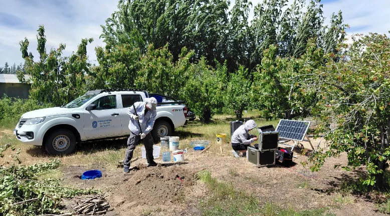 Instalación de sensor sismográfico bajo tierra para evitar interferencias atmosféricas.