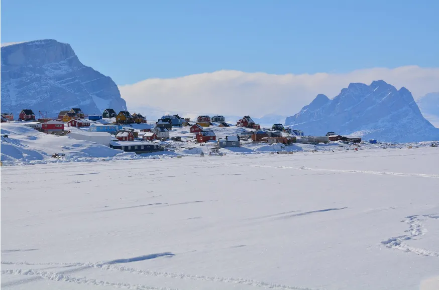 ¡Excelente idea, Carla! Las imágenes de Groenlandia y China son clave para darle a la nota esa dimensión global y el contraste geopolítico que la hace tan interesante. El Alt Text es fundamental para el SEO y la accesibilidad, y el Caption para contextualizar la imagen.
Aquí te propongo dos opciones de Alt Text y Caption para cada imagen, para que elijas la que mejor se adapte al estilo visual que tengas:
Imagen de Groenlandia:
Opción 1:
Alt Text: Paisaje ártico Groenlandia minería Critical Metals Tanbreez.