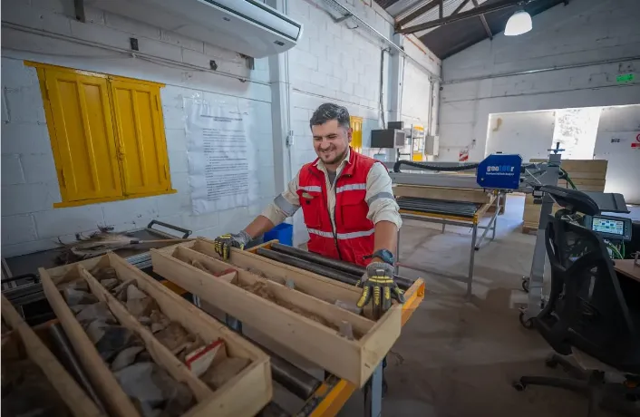 Roque Carrizo operando escáner geoLOGr en proyecto Los Azules San Juan