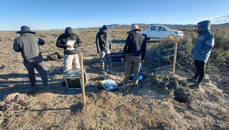 Investigadores del Laboratorio Patagónico de Petro-Tectónica calibrando sismógrafo de PatagoniArray.