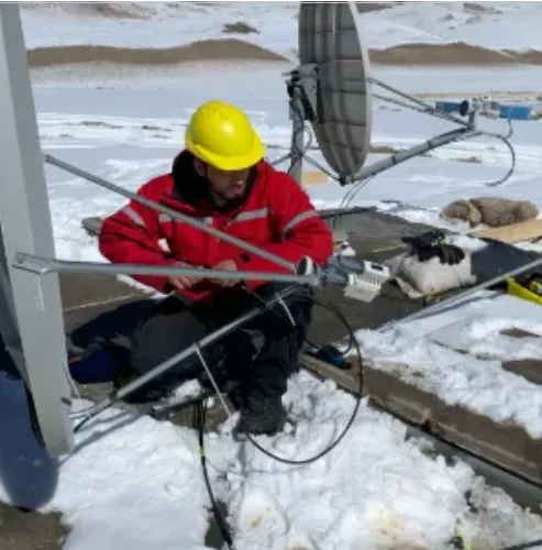Antenas satelitales Starlink en alta montaña San Juan minería