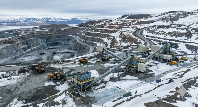 Vista panorámica de una mina operando en un entorno de alta montaña invernal en el hemisferio norte.