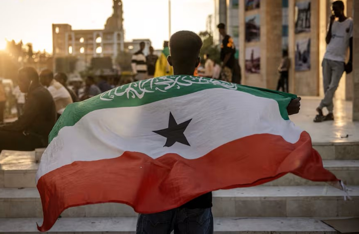 Bandera de la República de Somalilandia en la capital Hargeisa estabilidad política.