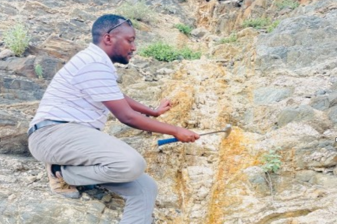 Ahmed Ismail geólogo del Ministerio de Energía y Minerales de Somalilandia entrevista exclusiva.