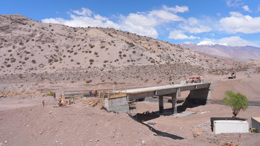 Construcción del puente Río Colorado. Acero y Roca