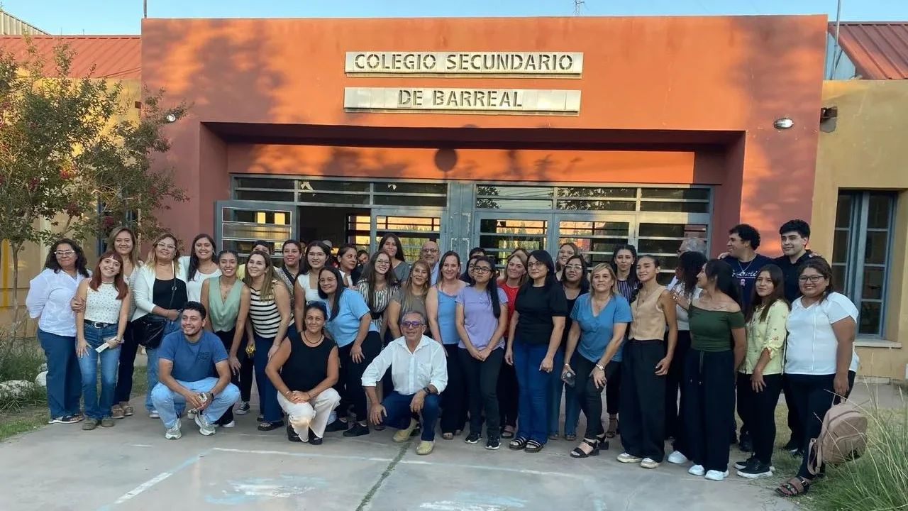El Director Angel Pinto, junto al equipo de docentes y estudiantes en Calingasta.