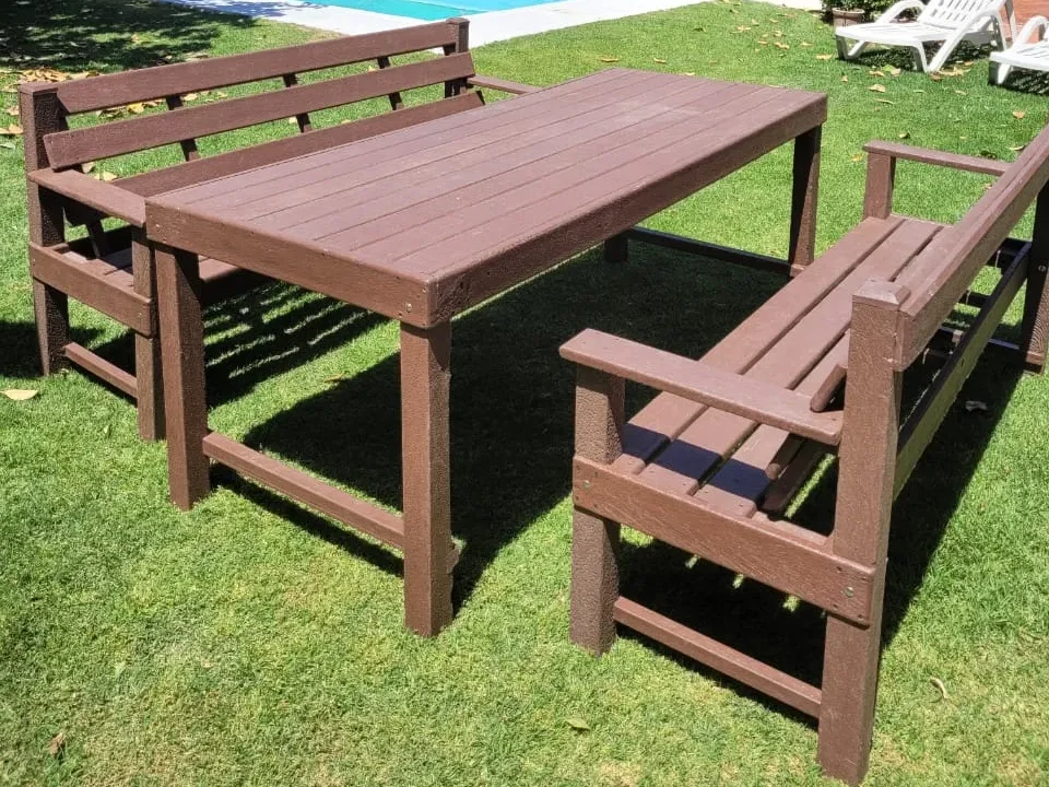 Bancos fabricados con madera plástica San Juan para espacios públicos.
