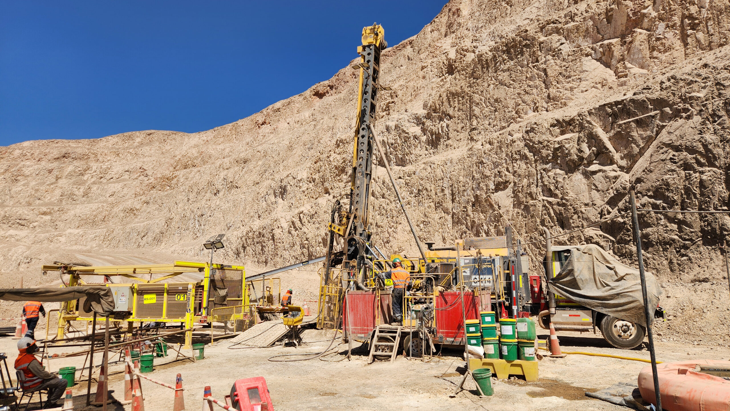 Plataformas sondaje prospección minera Atacama.