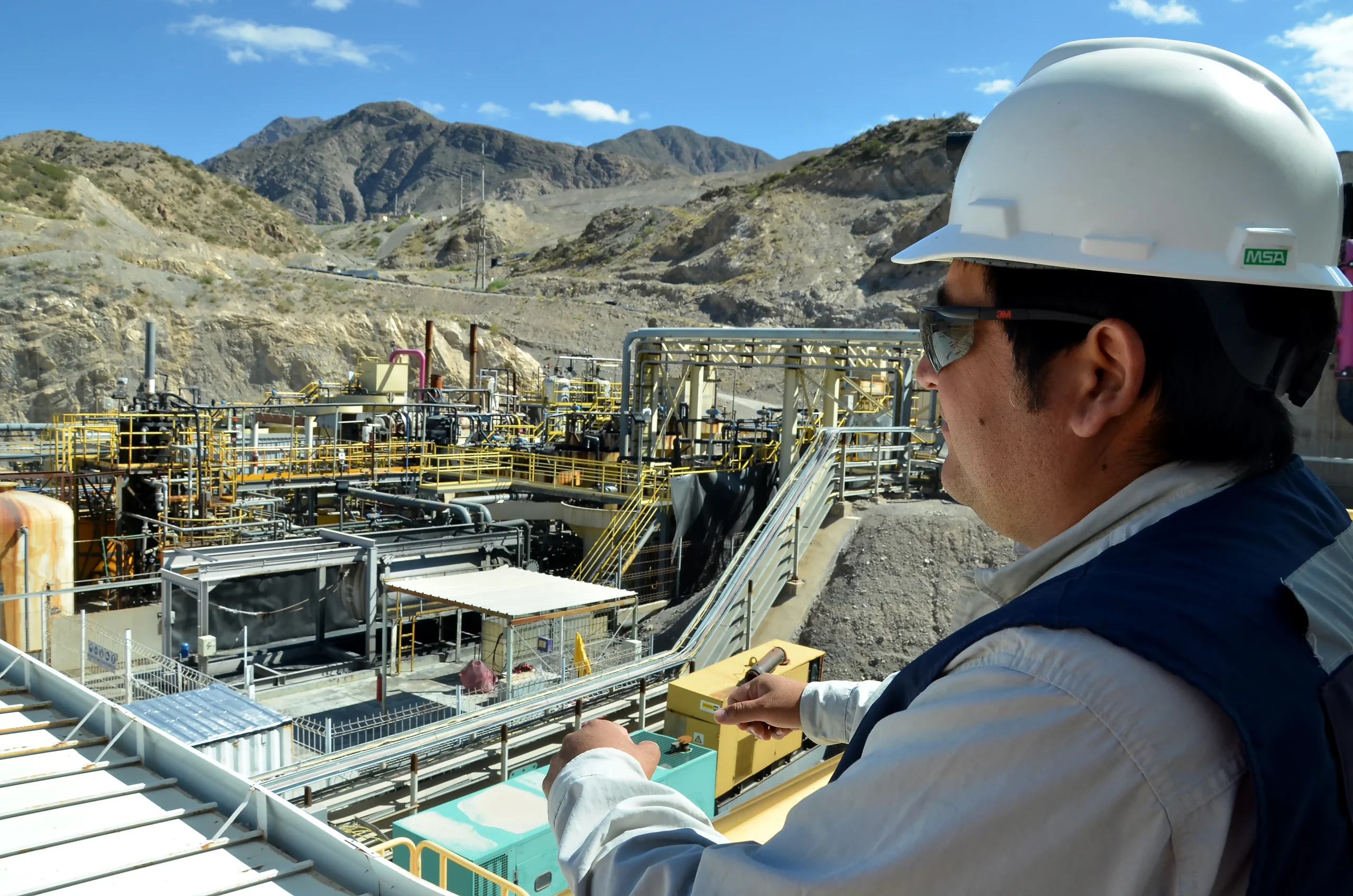 Operarios mineros en etapa de construcción de proyecto minero.