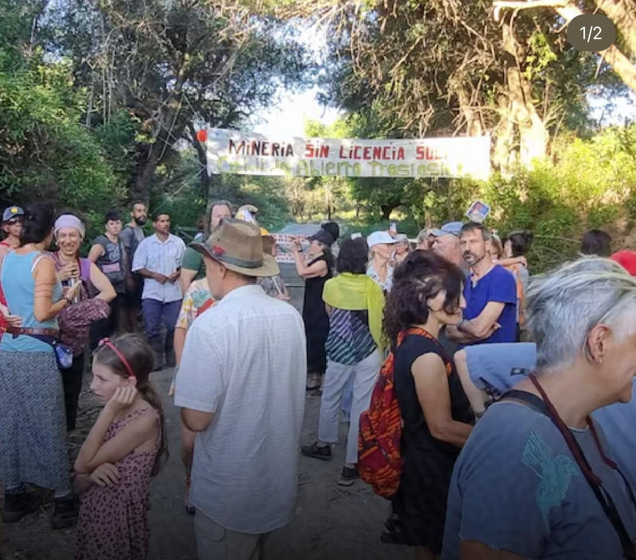 Vecinos de las tapias celebrando la clausura de la mina