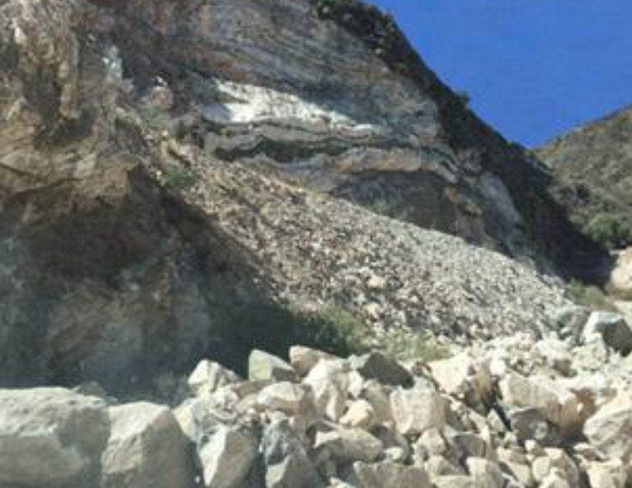 Mineral de cuarzo y feldespato extraído en minería no metalífera Valle Fértil listo para transporte.