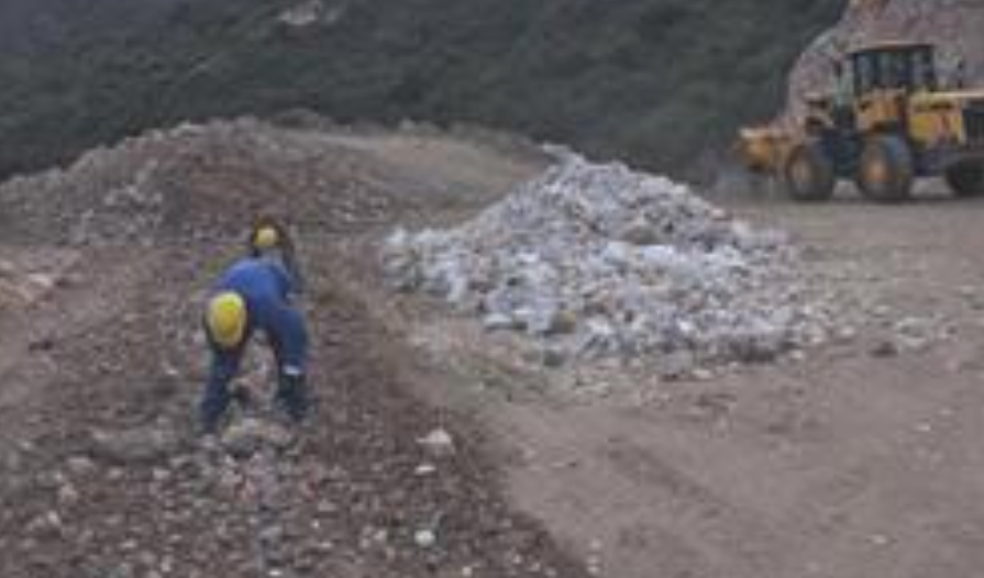 Pequeños productores realizando extracción artesanal de cuarzo en minería no metalífera Valle Fértil.