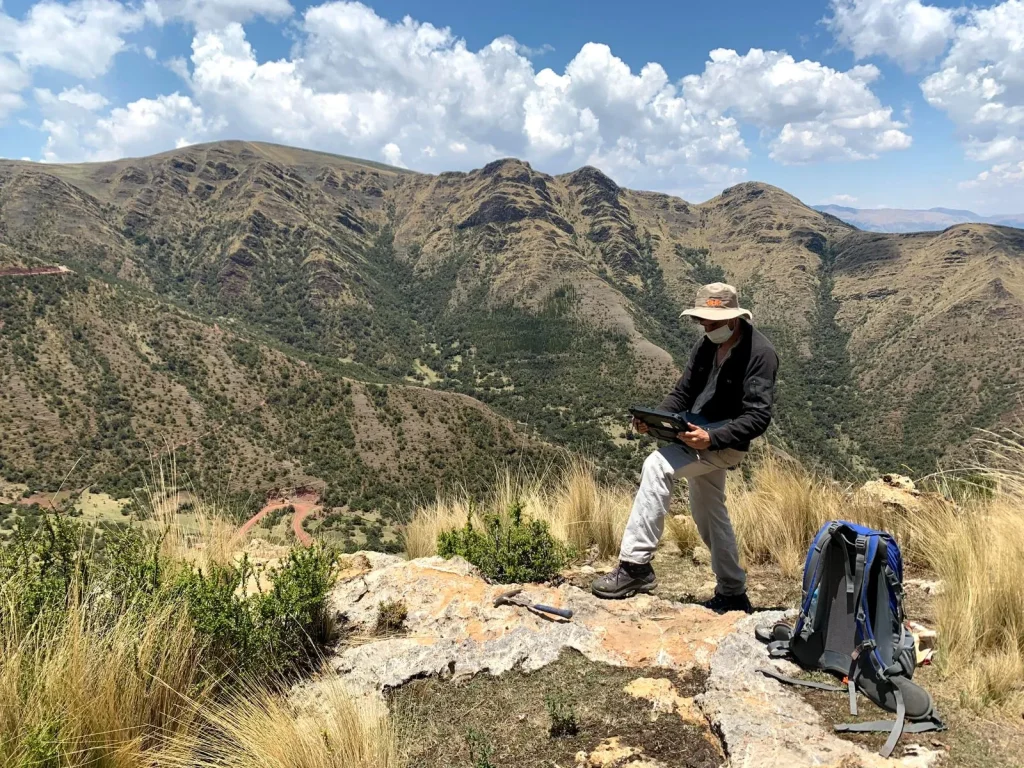 Geología de exploración cobre terrenos extremos frontera Chile Argentina.