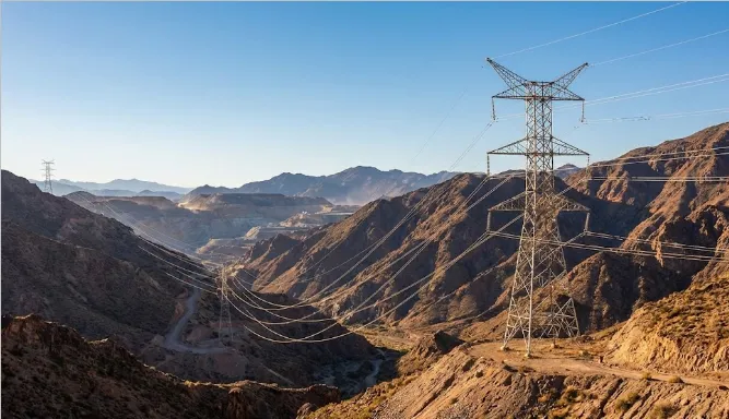 Tendido eléctrico de alta tensión en zona de montaña. Imagen ilustrativa de ACERO Y ROCA